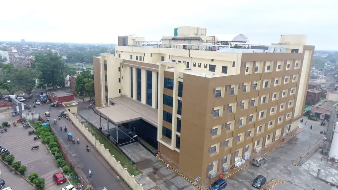 S N Medical College, Agra
 campus view 1