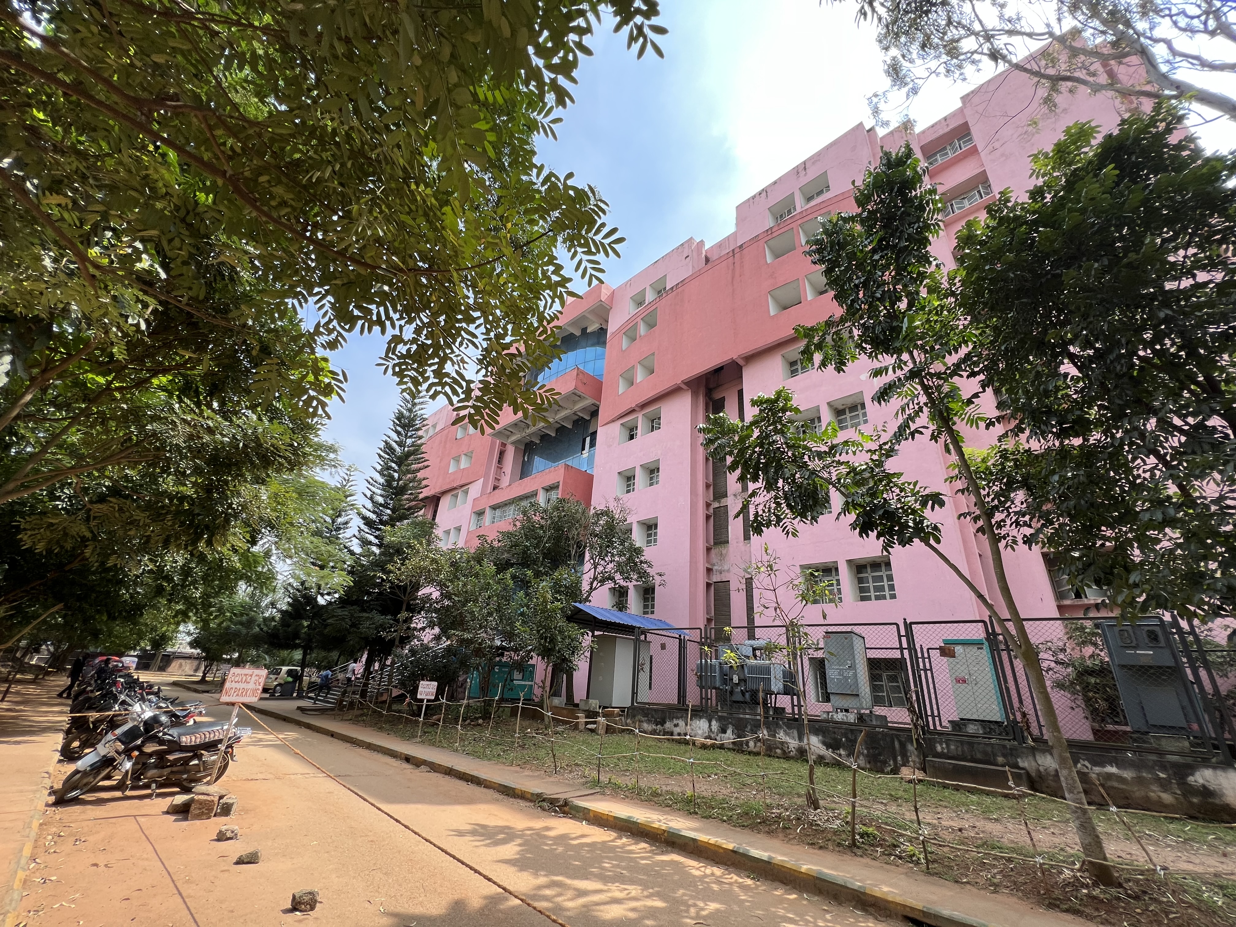 Hassan Institute of Medical Sciences, Hassan

 campus view 10