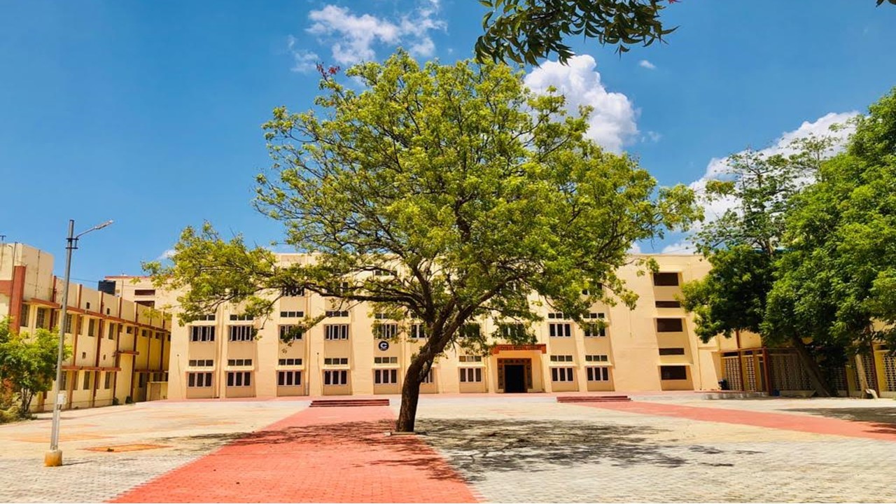 Tirunelveli Medical College,Tirunelveli

 campus view 1