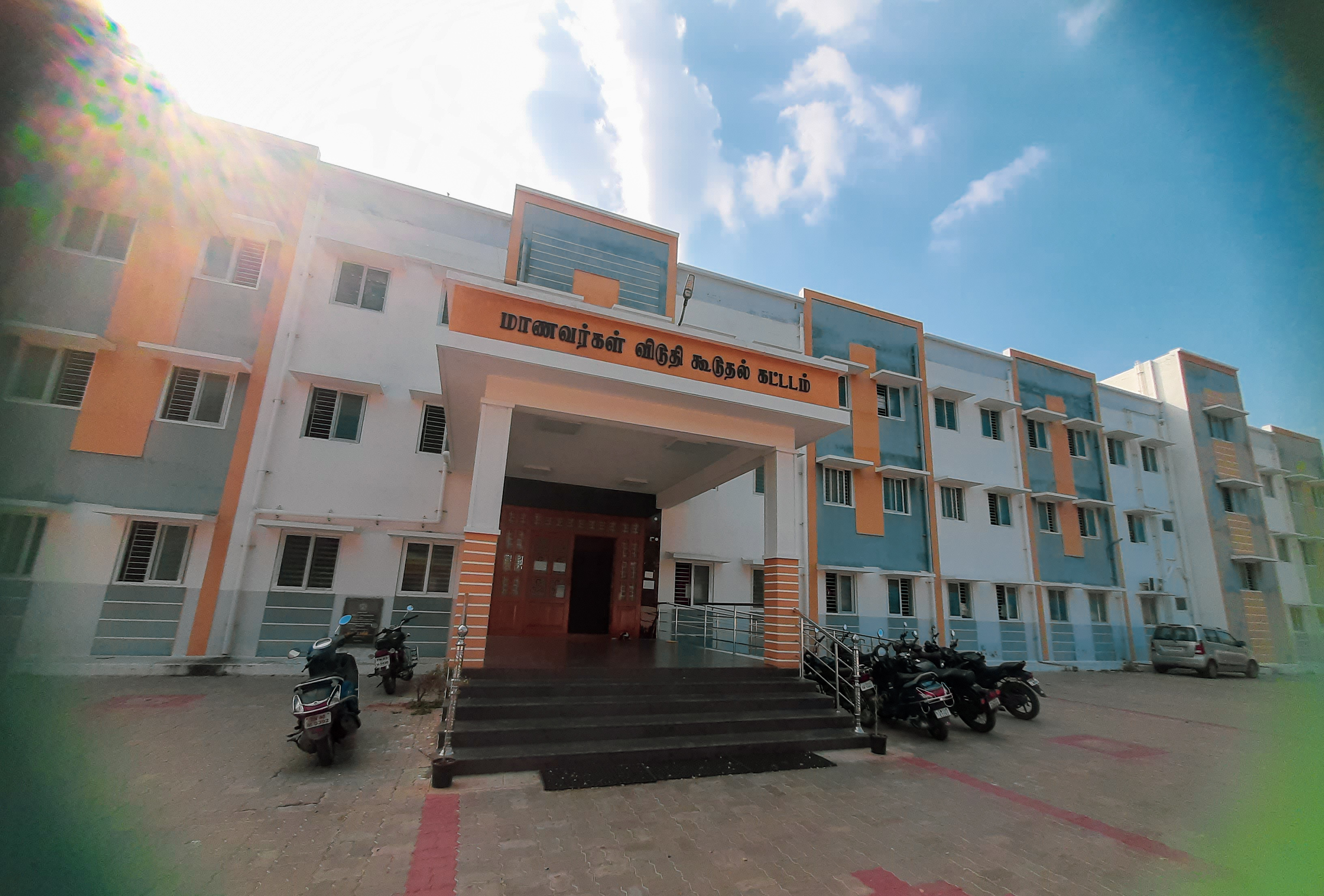 Mohan Kumaramangalam Medical College, Salem

 campus view 4