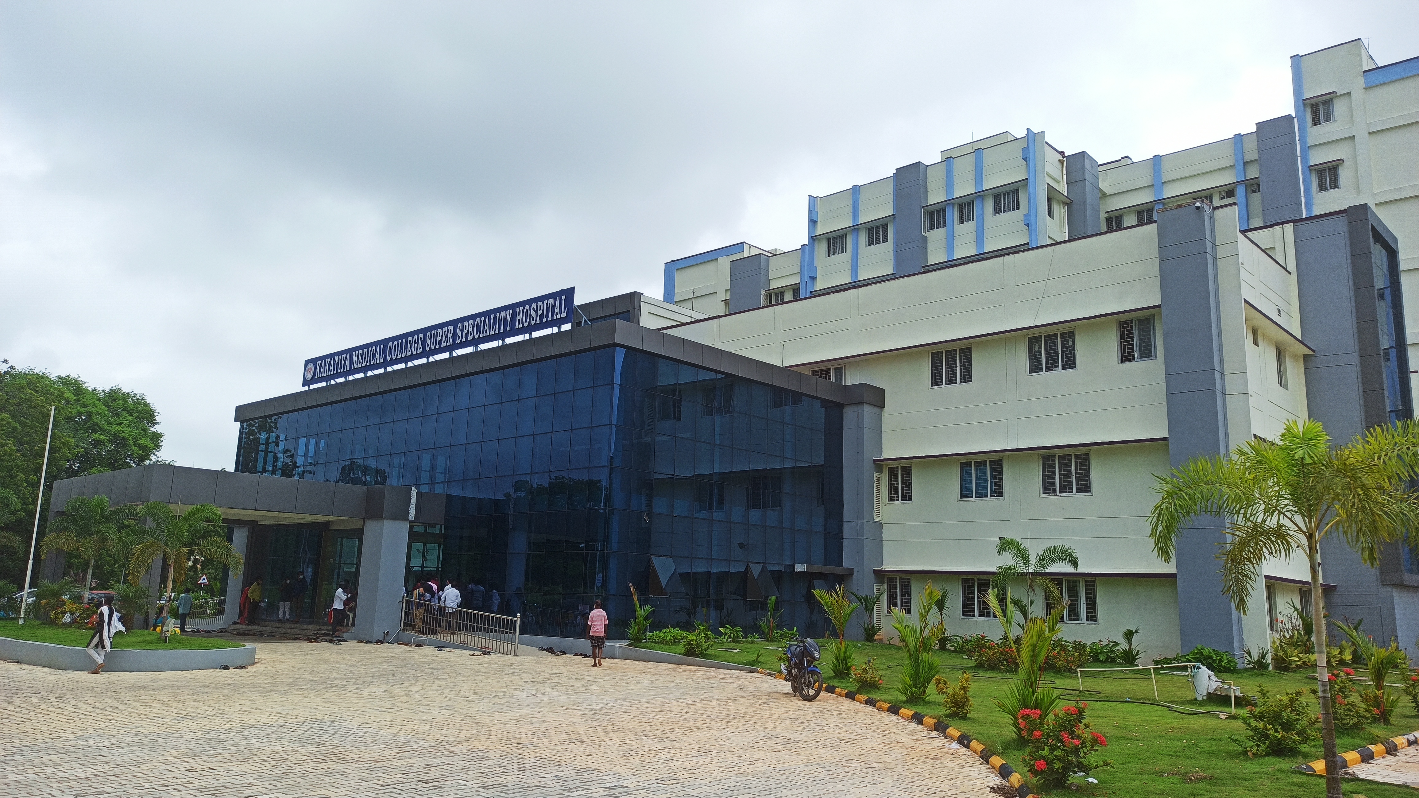 Kakatiya Medical College, Wrangal

 campus view 10