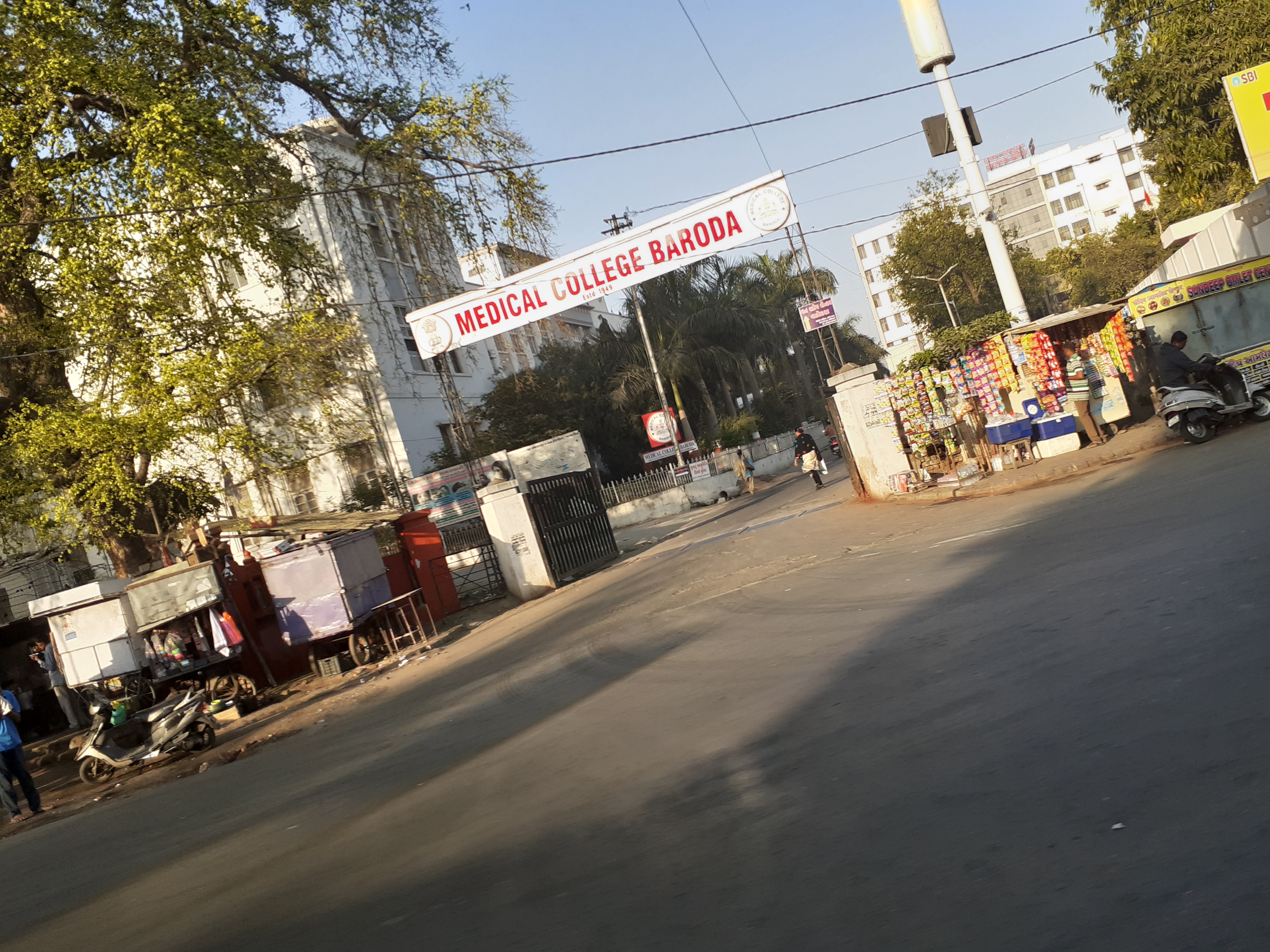 Medical College, Baroda campus view 4