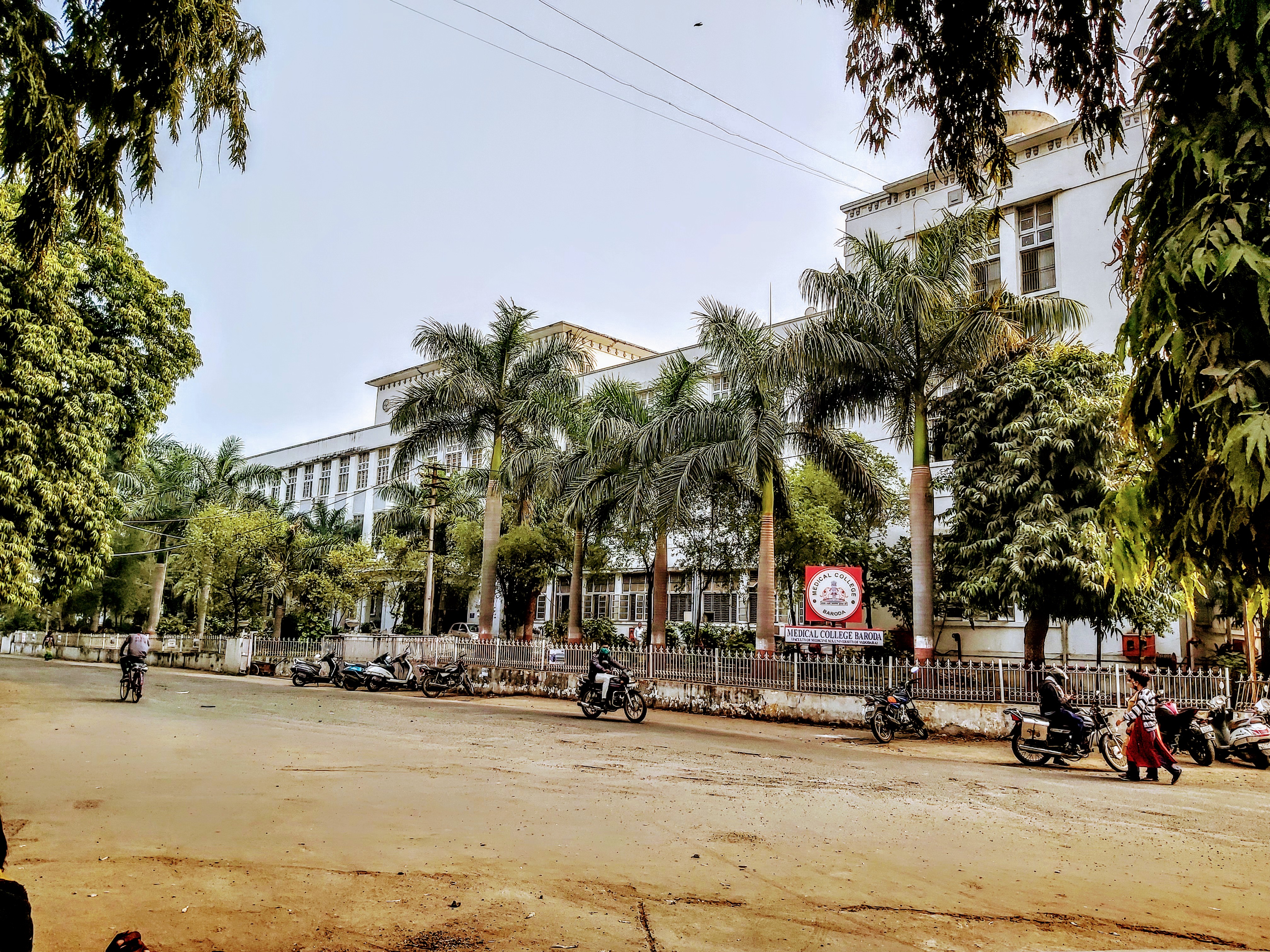 Medical College, Baroda campus view 3