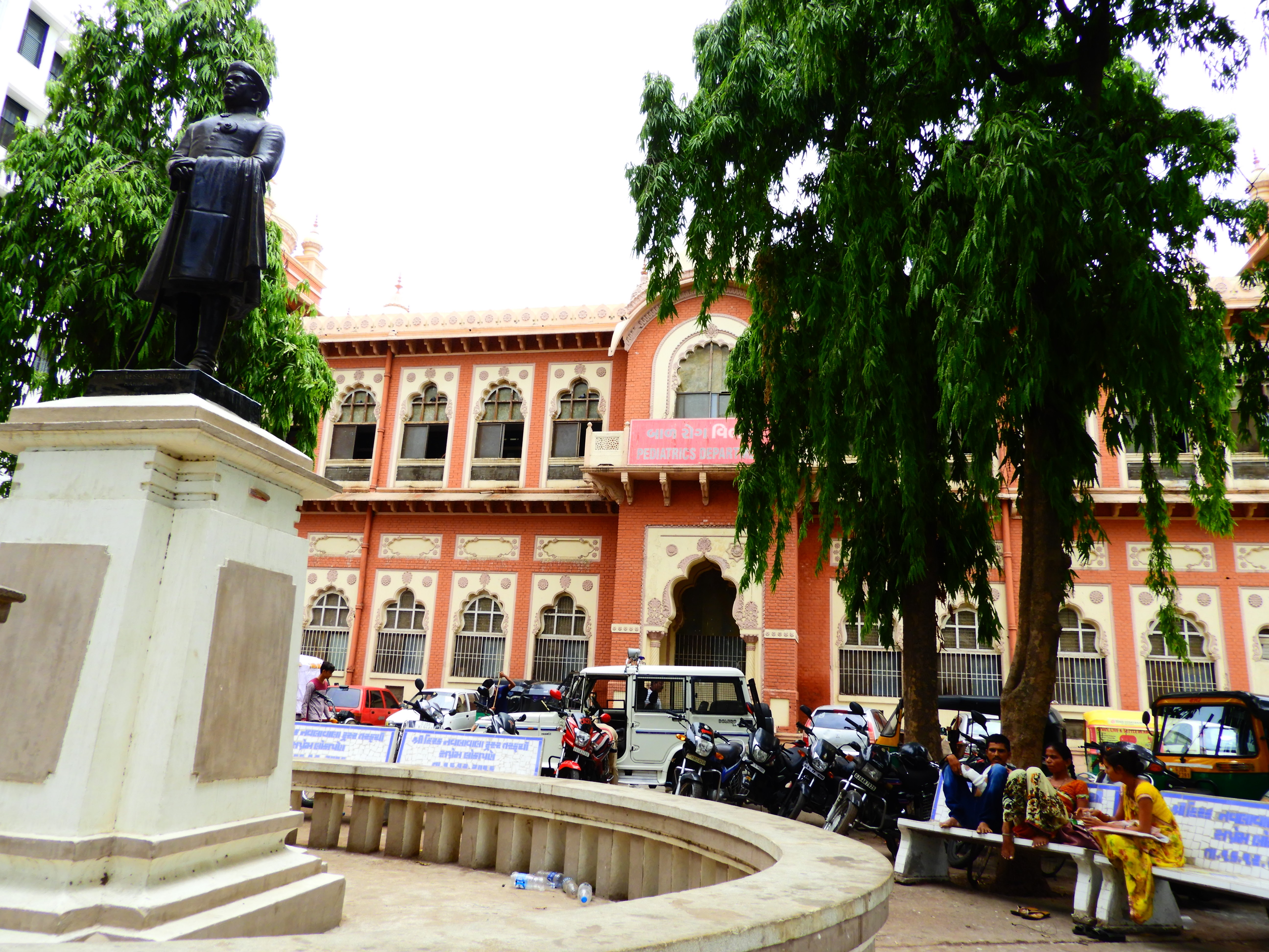 Medical College, Baroda campus view 7