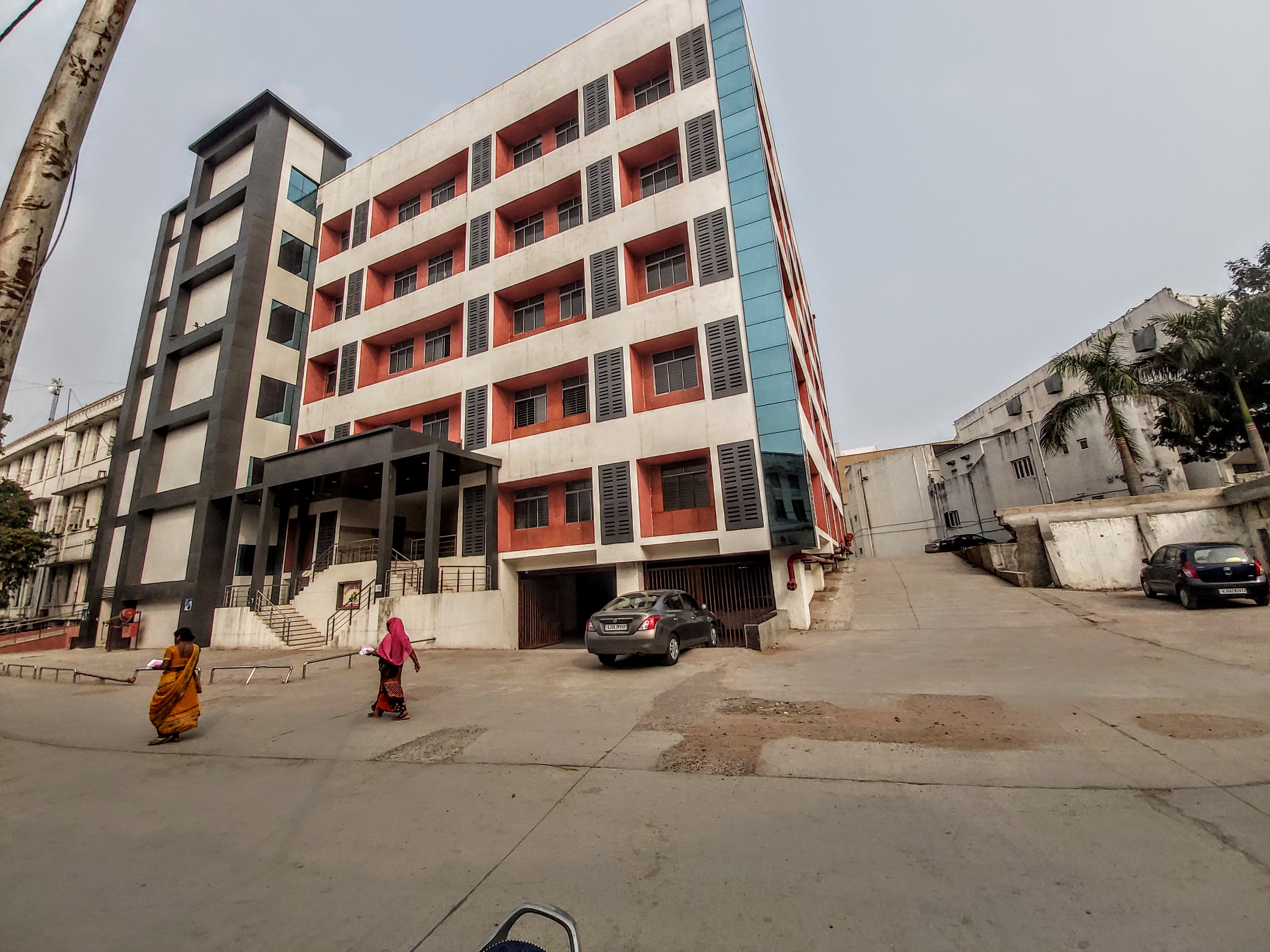 Medical College, Baroda campus view 5