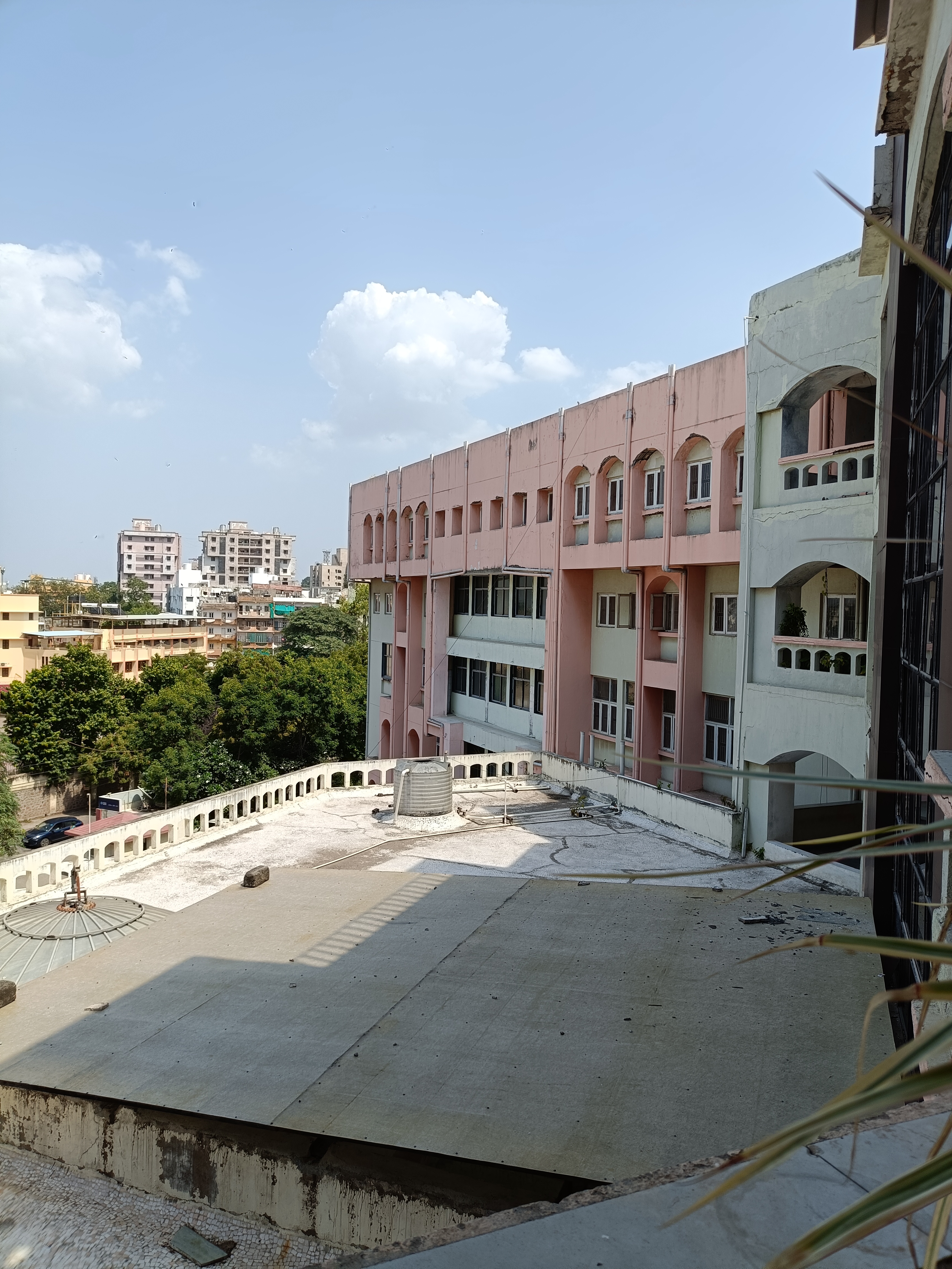 Government Medical College, Bhavnagar campus view 6