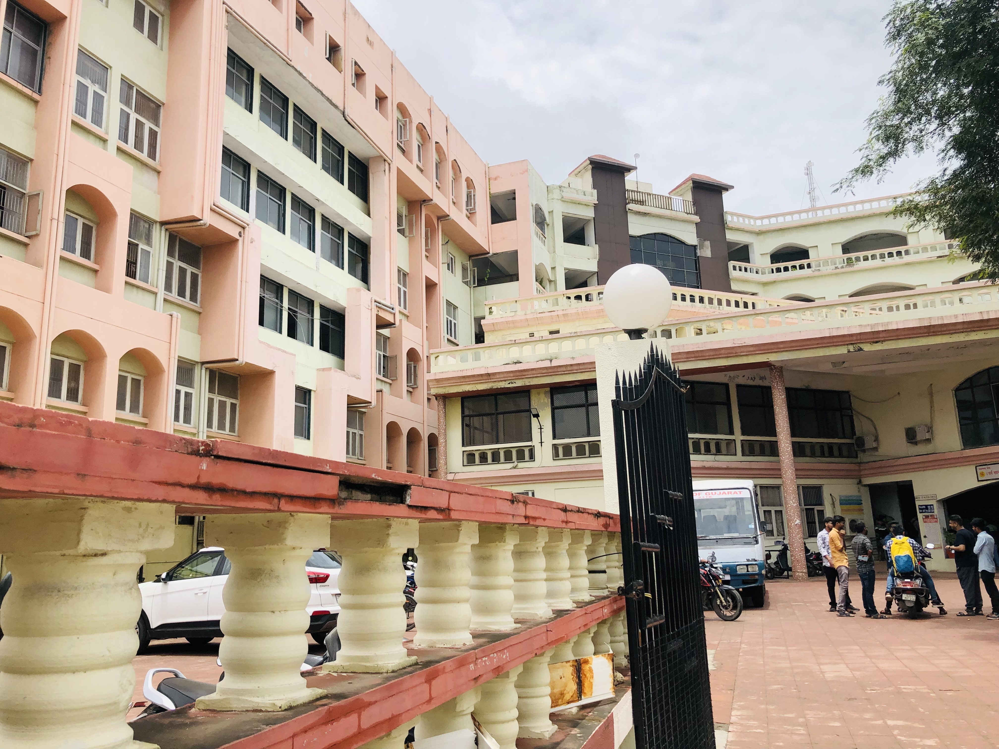 Government Medical College, Bhavnagar campus view 7
