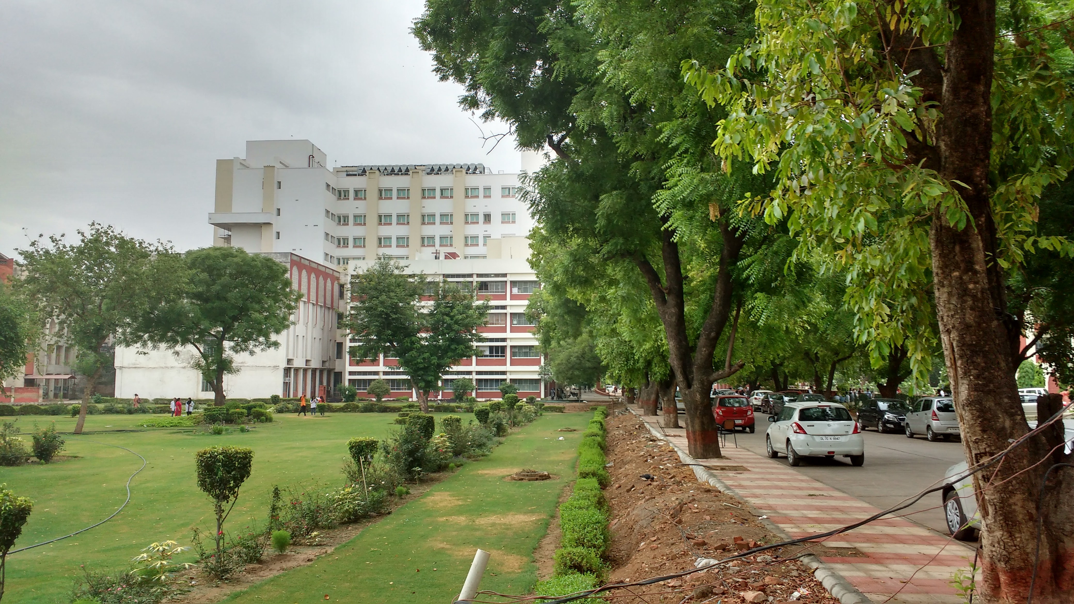 Hamdard Institute of Medical Sciences & Research, New Delhi campus view 7