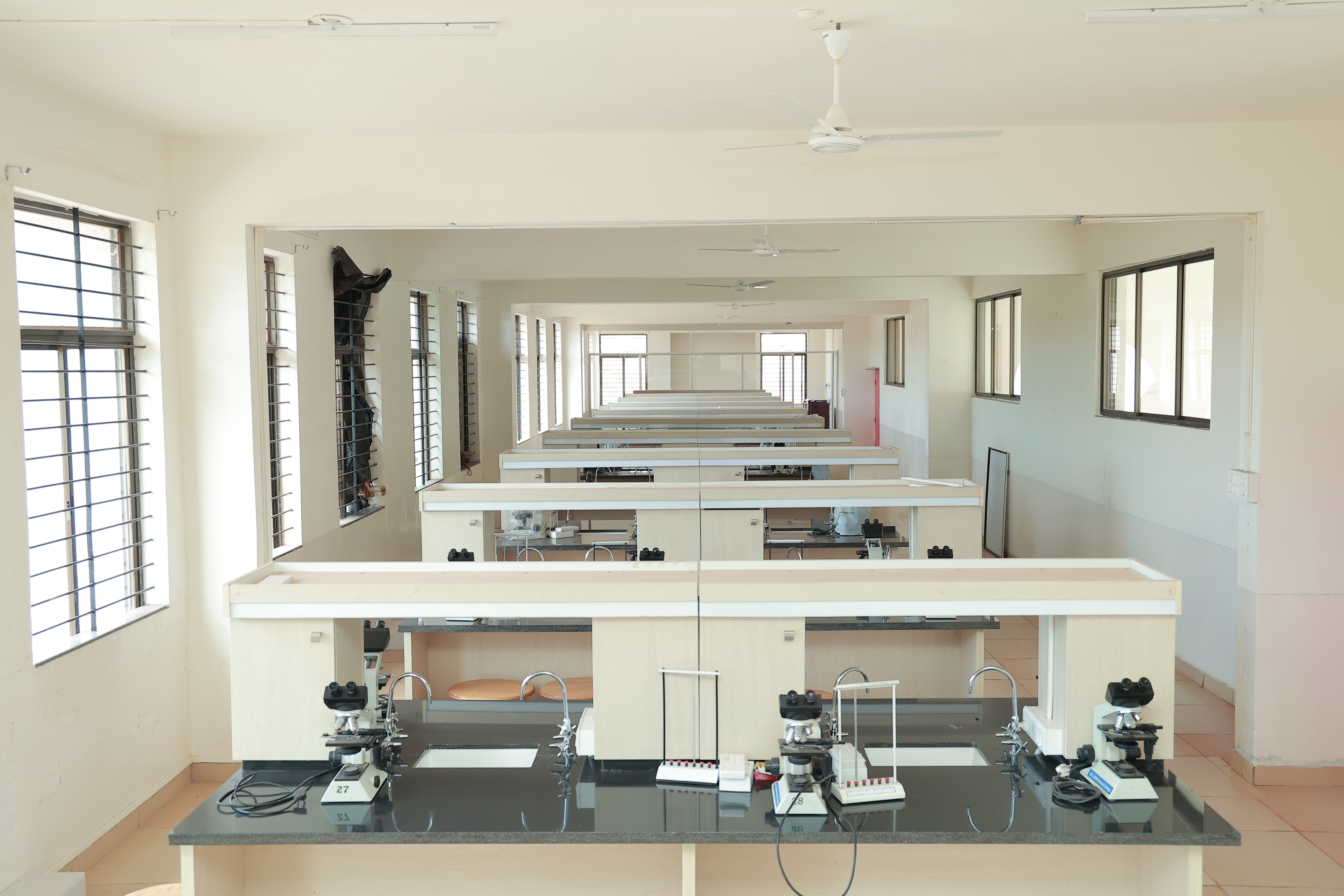 Jagadguru Gangadhar Mahaswamigalu Moorusavirmath Medical College, Hubli campus view 3