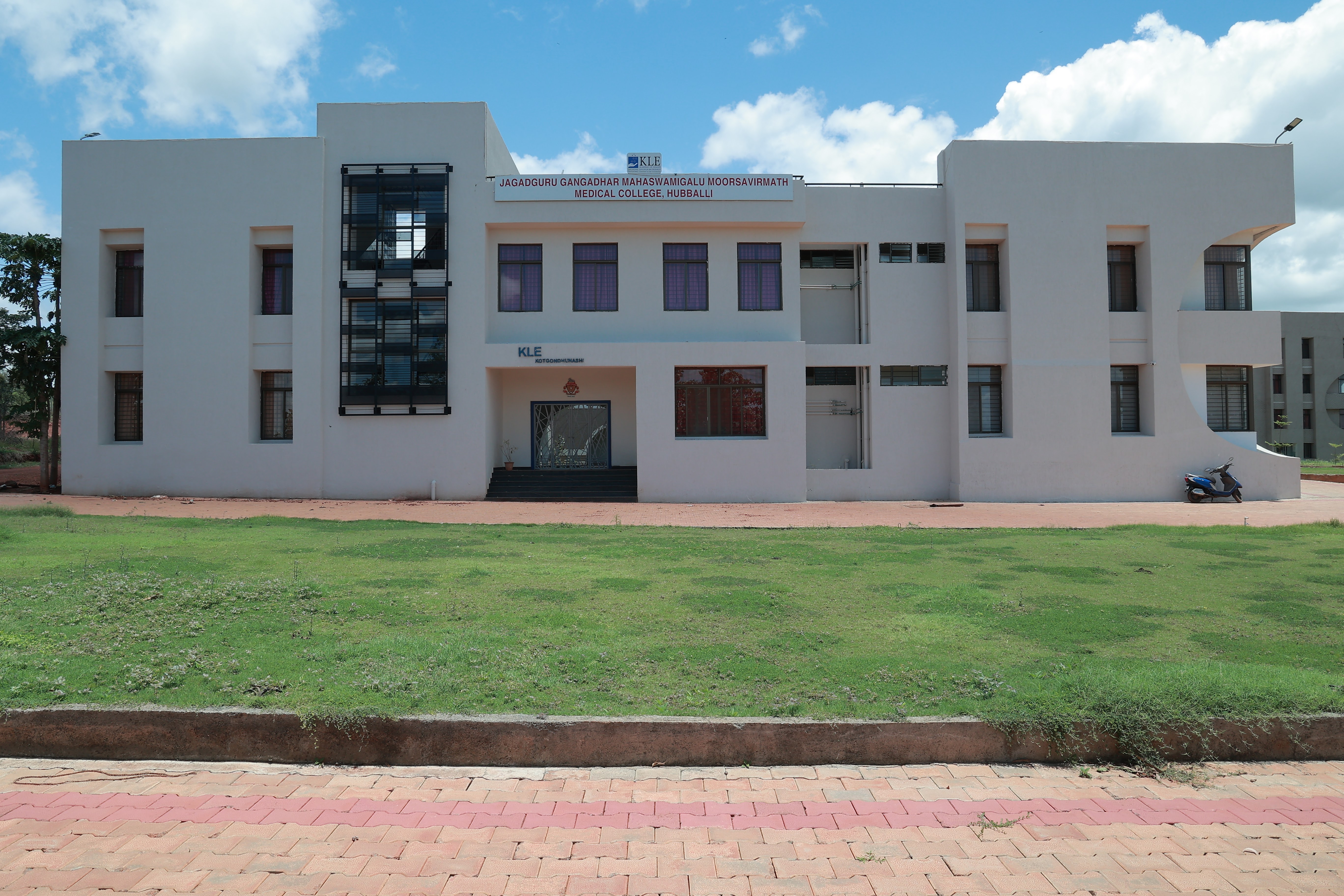 Jagadguru Gangadhar Mahaswamigalu Moorusavirmath Medical College, Hubli campus view 4