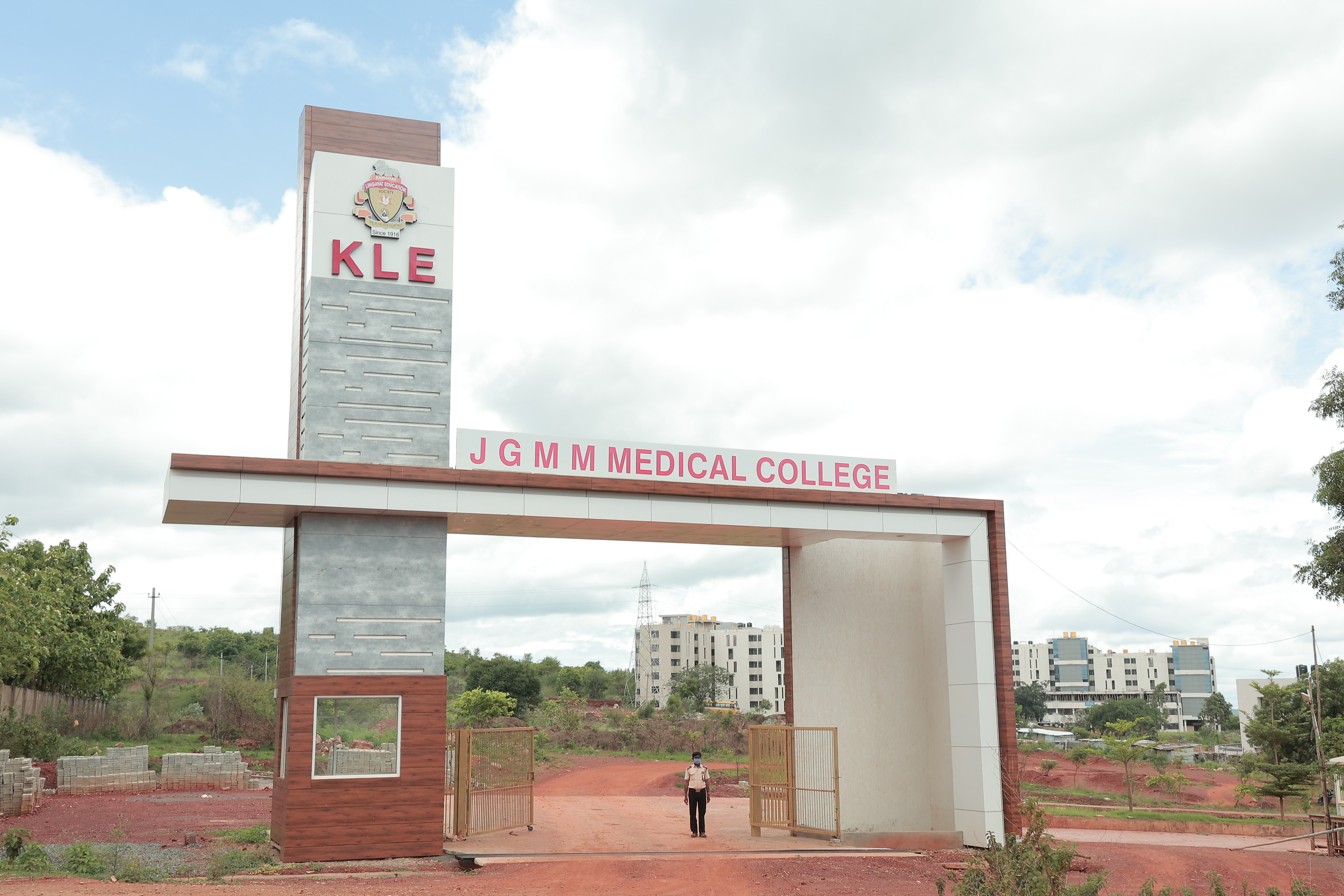 Jagadguru Gangadhar Mahaswamigalu Moorusavirmath Medical College, Hubli campus view 9