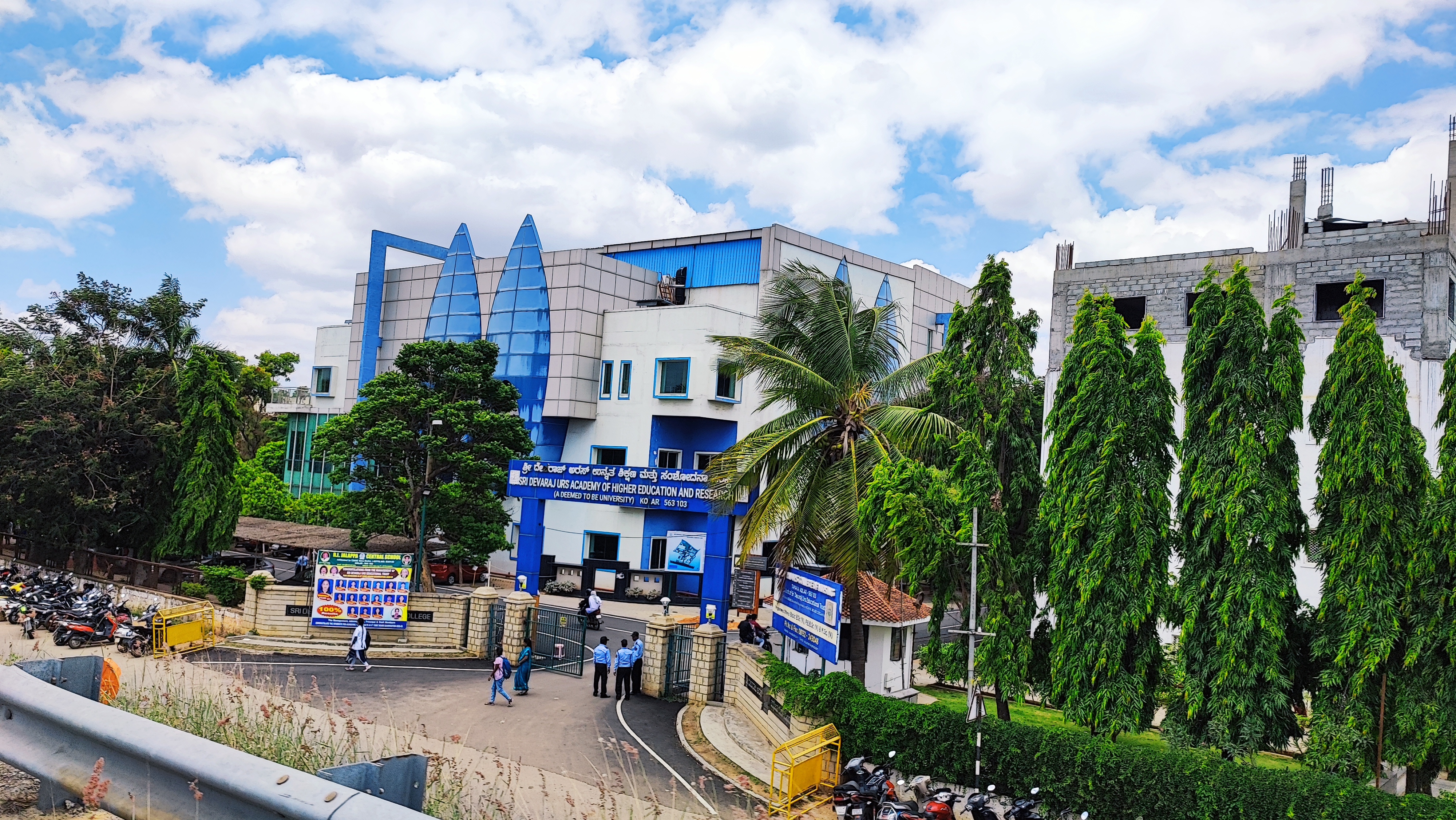 Sri Devaraj URS Medical College, Kolar campus view 3