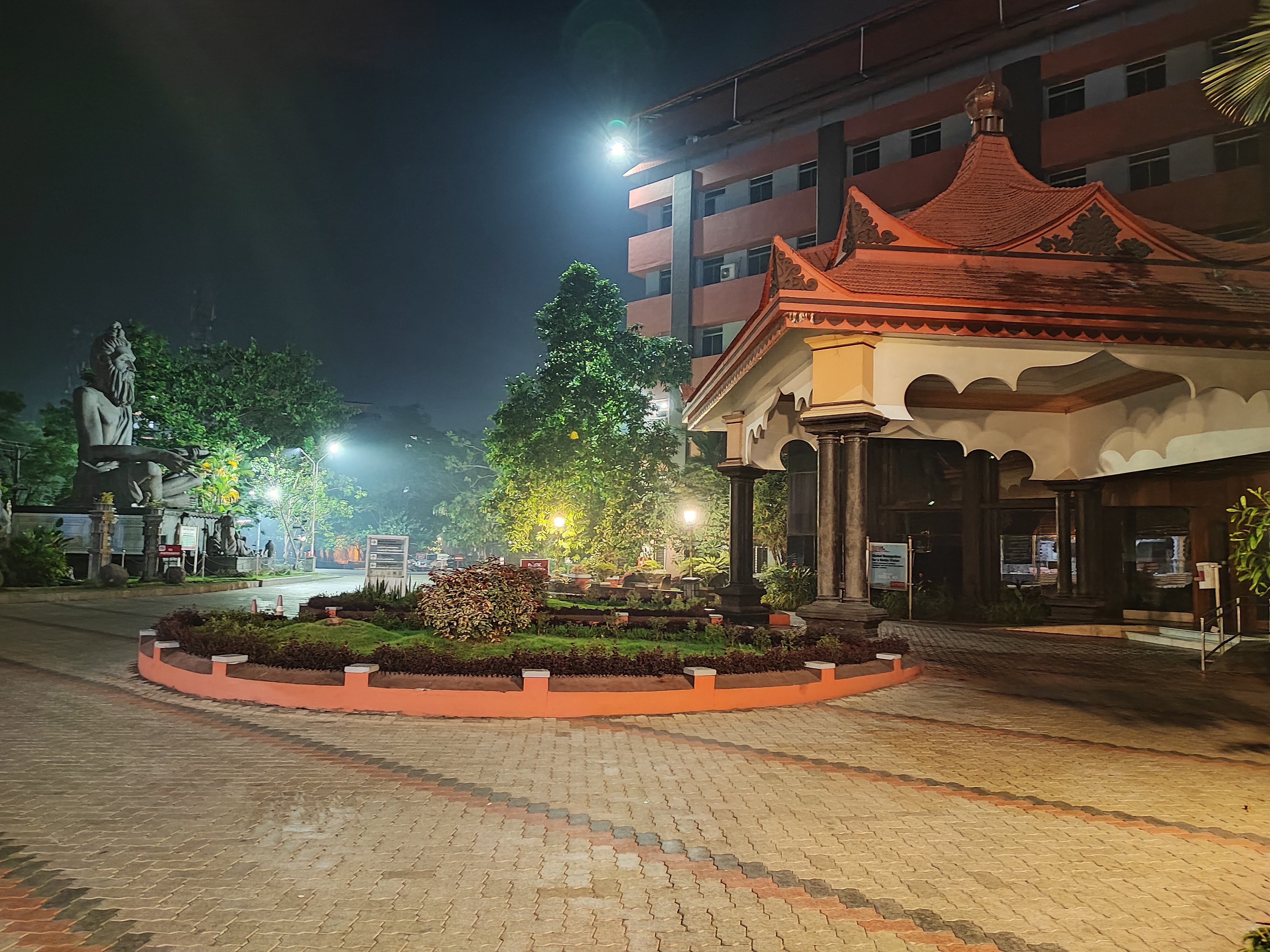 Amrita School of Medicine, Elamkara, Kochi campus view 6