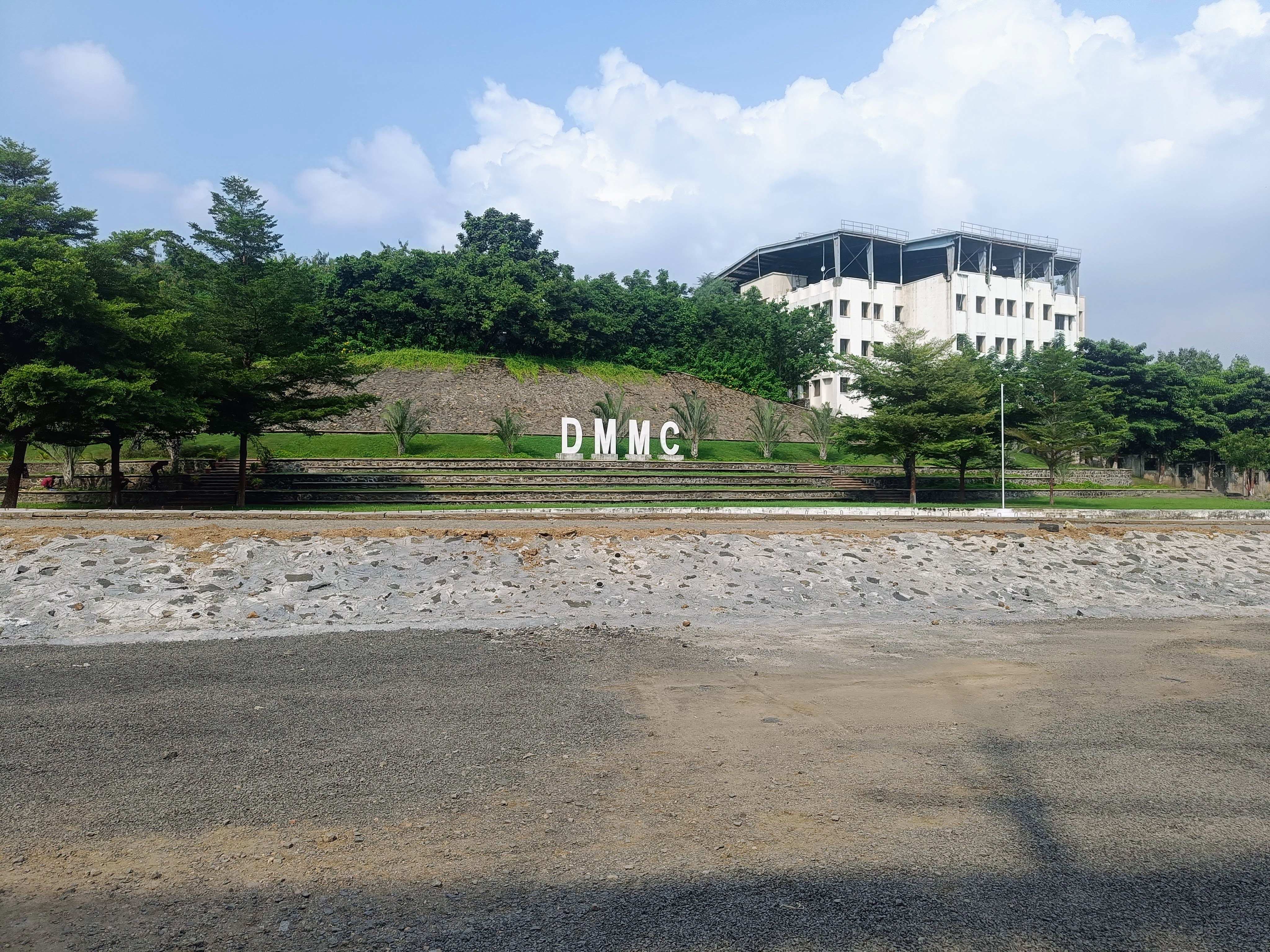 Datta Meghe Medical College, Nagpur campus view 3