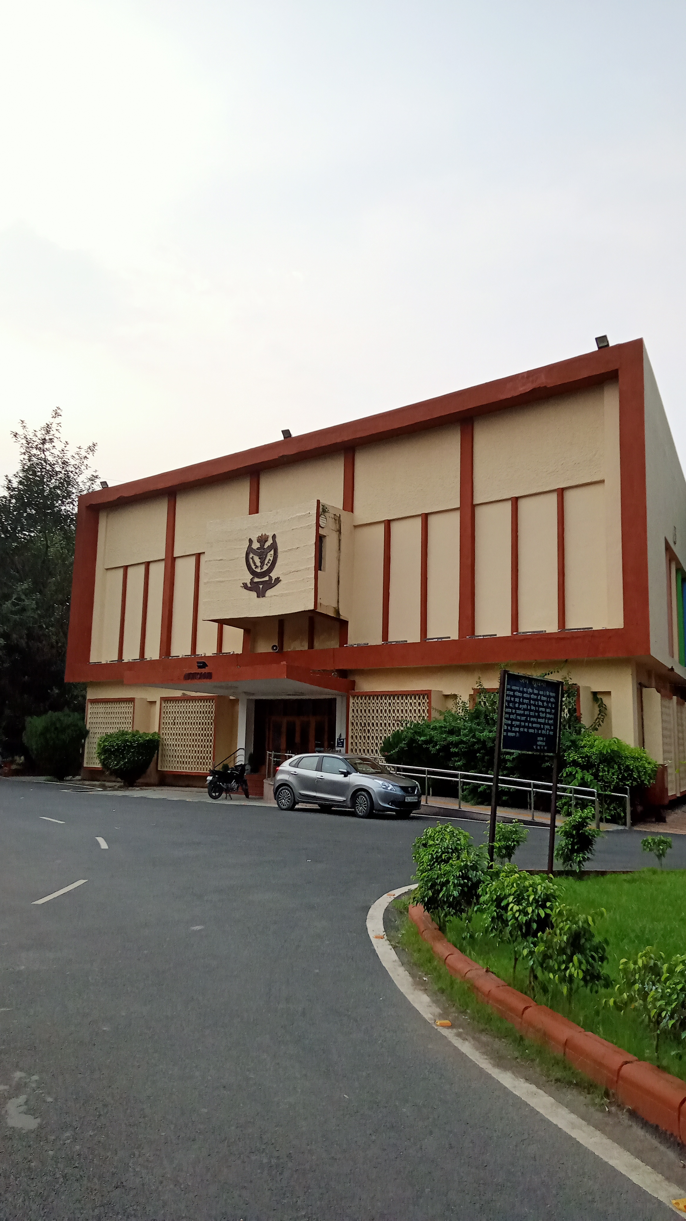 Maulana Azad Medical College, New Delhi campus view 2