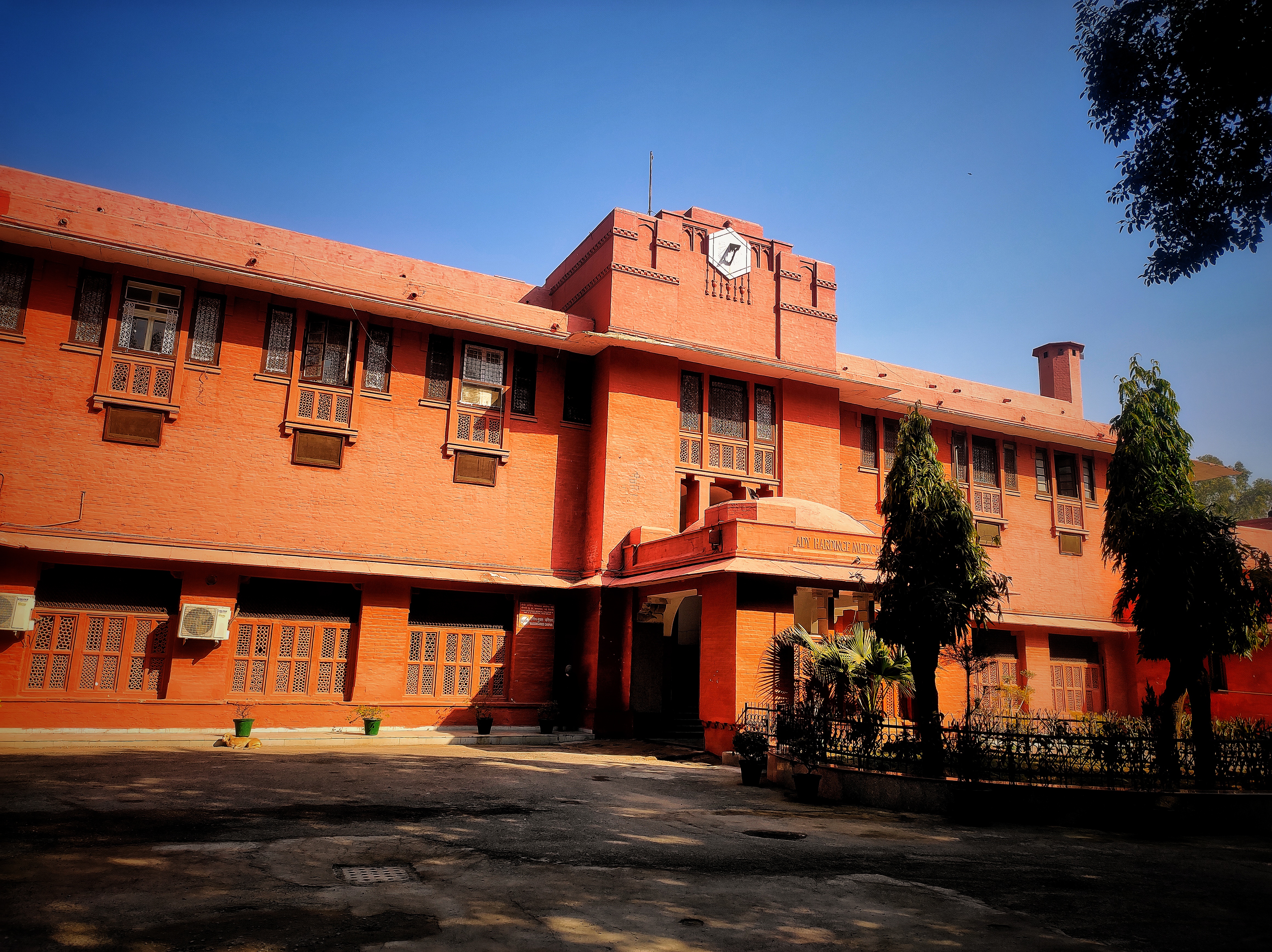 Lady Hardinge Medical College, New Delhi campus view 7