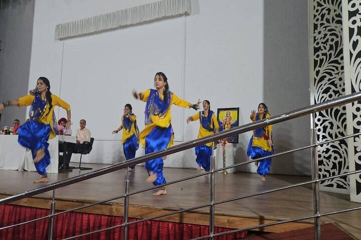 Ayurvidya Prasarak Mandals Ayurved, Sion, Mumbai  campus view 1