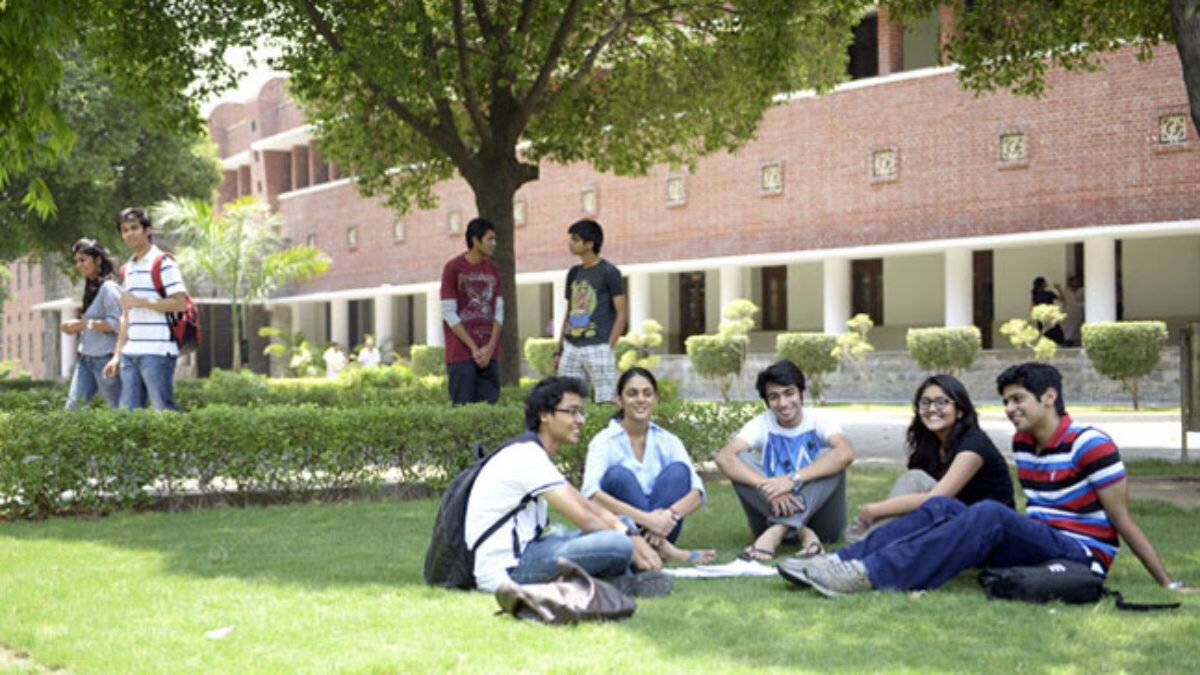 Delhi university  campus view 6