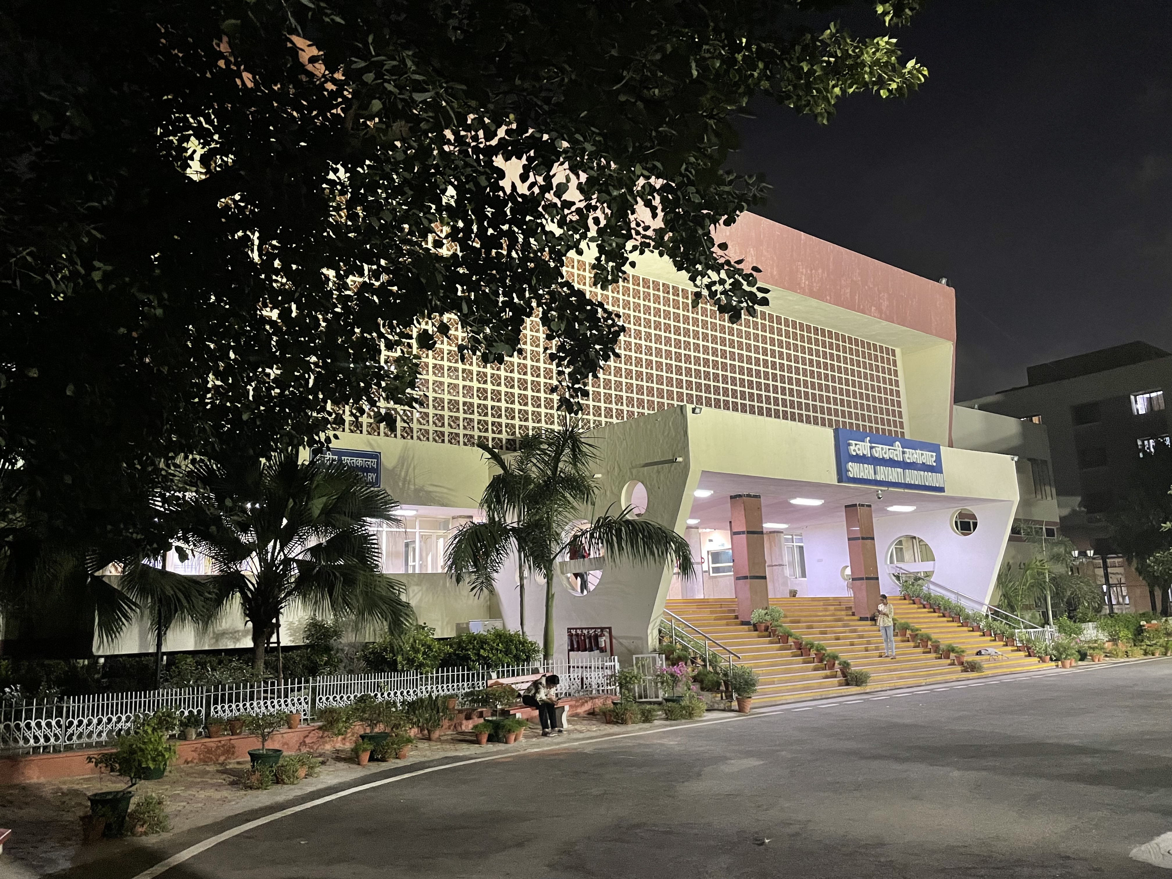 Lady Hardinge Medical College, New Delhi campus view 1